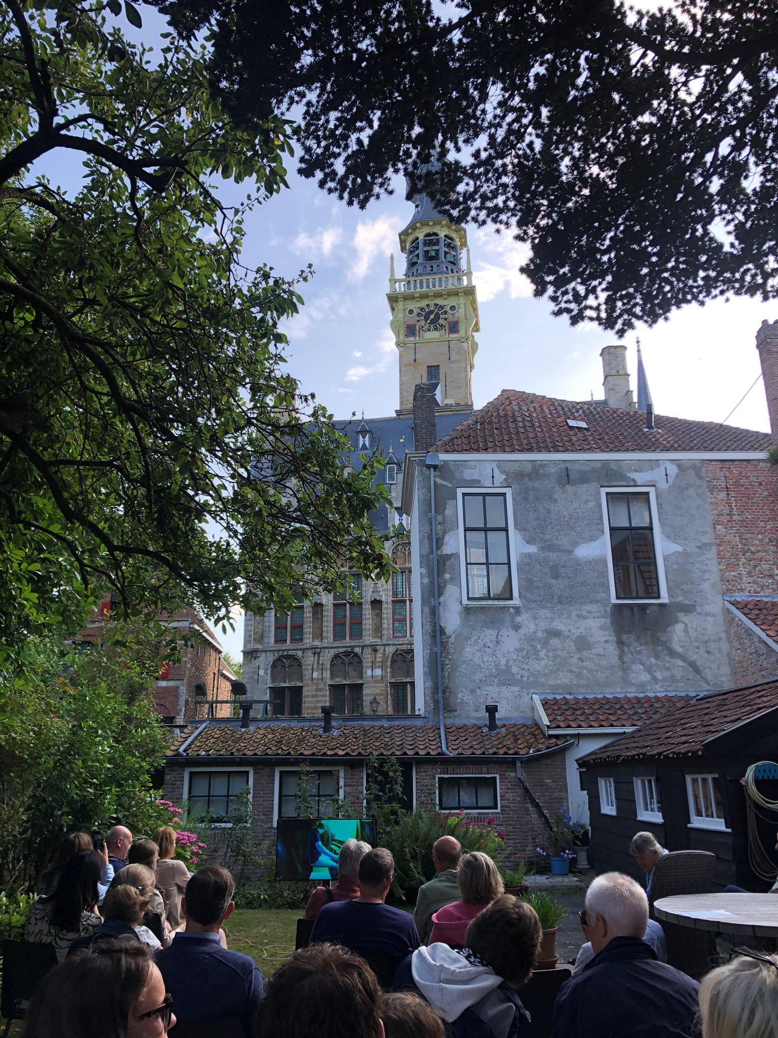 Luistertuin carillon